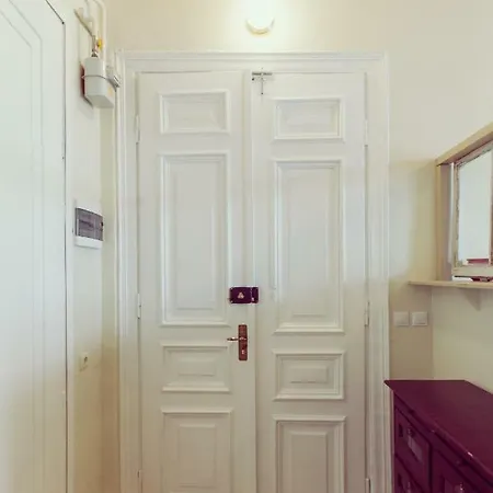 Charismatic Old Town Apartment *